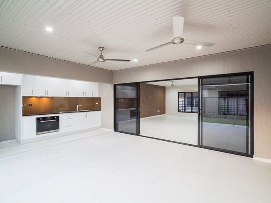 WOW! - 3 BATHROOM - 2 KITCHENS - EXECUTIVE HOME WITH SOLAR ! - Photo 1