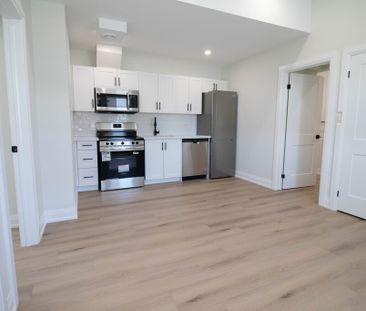 Newly Renovated 1 Bedroom + Den Apartment in Welland! - Photo 4