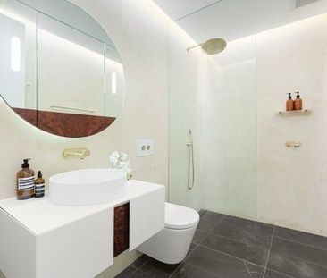 Modern 3-Bed Apartment with Parking in the Heart of Sydney - Photo 2