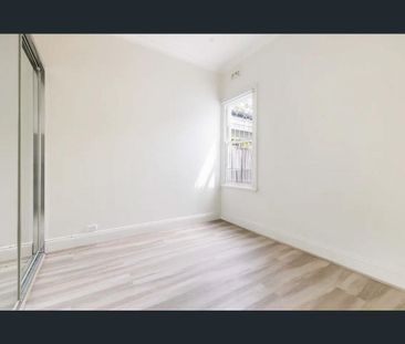 ELEGANT RENOVATED TERRACE IN A PREMIER TREE LINED CUL-DE-SAC - Photo 2