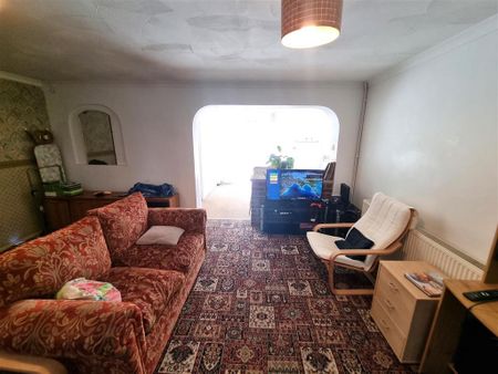 4 bedroom semi-detached house to rent - Photo 3