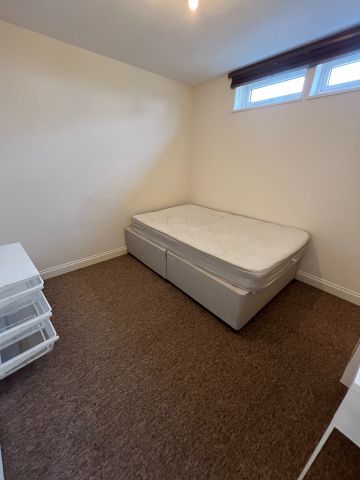 6 Bed Flat, Bond Street, BS1 - Photo 3