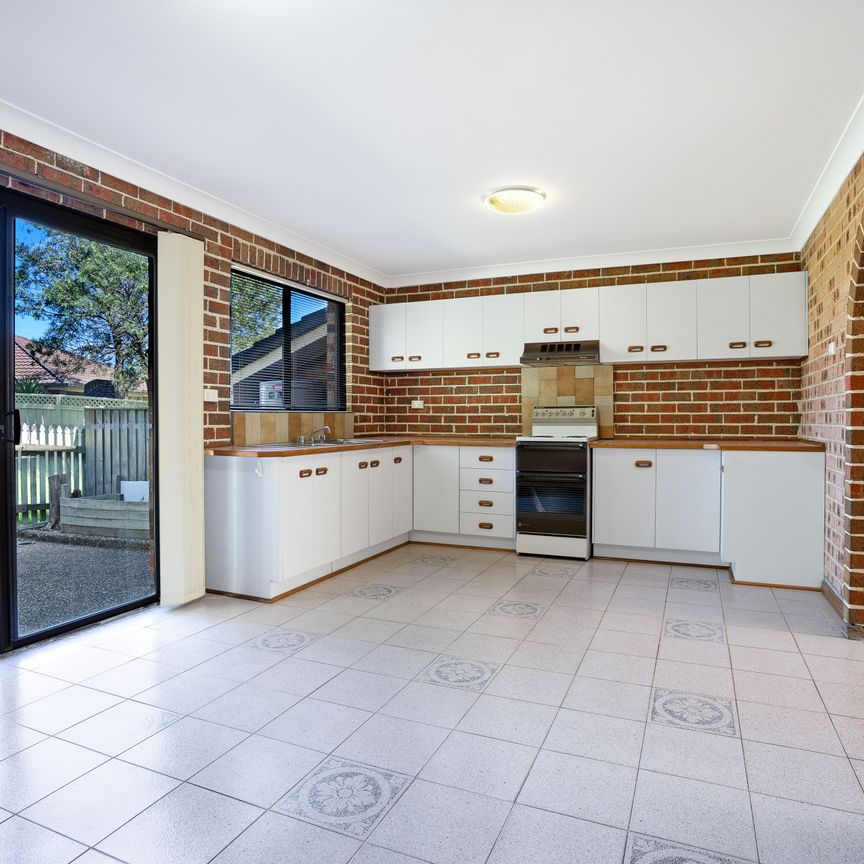 Quiet, low maintenance Townhouse - Photo 1