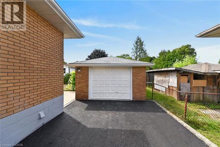 40 PURDY Crescent Unit# Upper, Hamilton, Ontario, L9A3B3 - Photo 3
