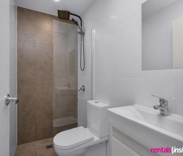 Modern dual level 2 bedroom apartment, short walk to train - Photo 4