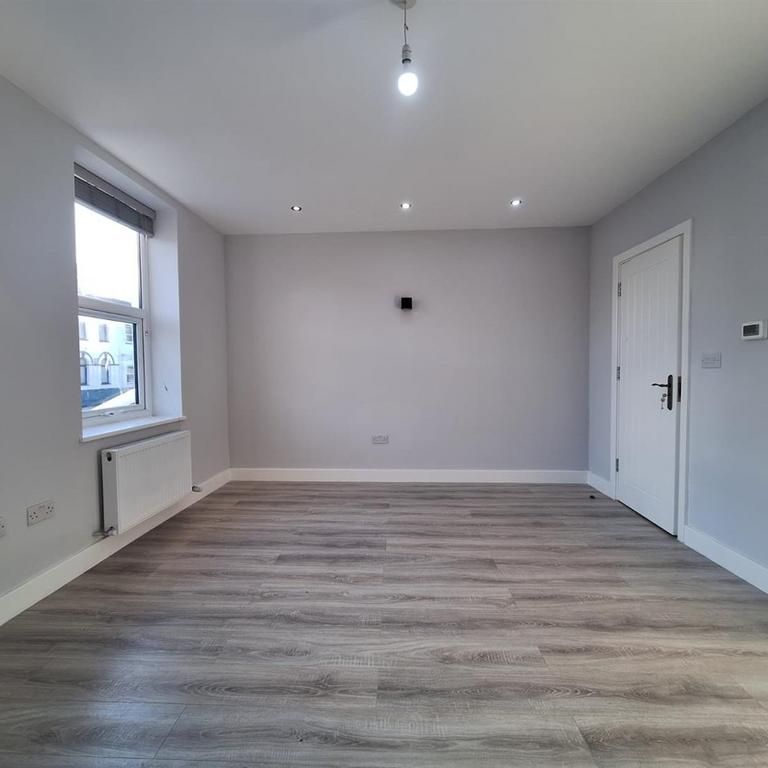 3 bedroom flat to rent - Photo 1