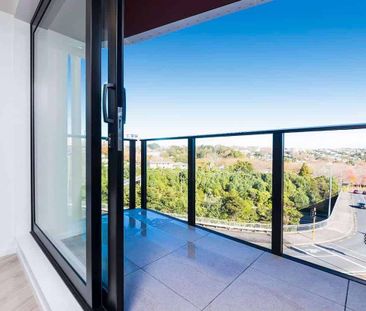 Central Auckland 1-Bedroom Apartment | Gym & Pool - Photo 2