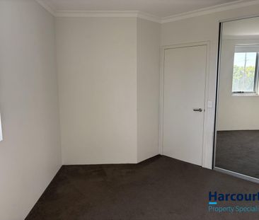 Modern 2-Bedroom Apartment with Balcony & Air Conditioning - Photo 3