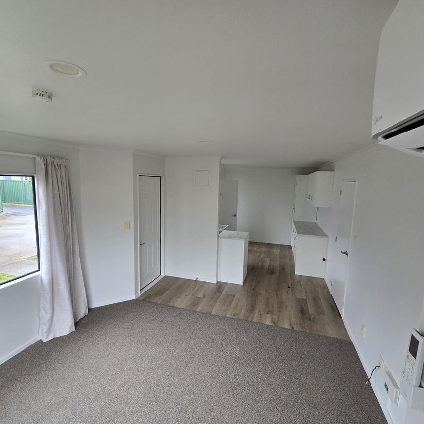 Cozy unit living - Photo 1