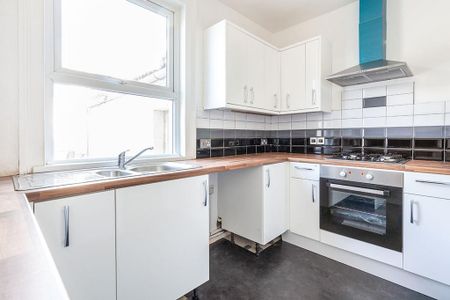 3 bedroom flat to rent - Photo 5