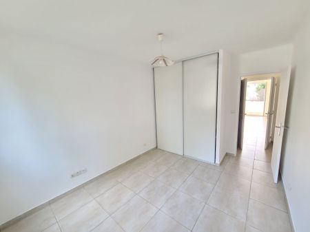 Location Appartement 3 pièces 70m² MARSEILLE 9ème - Photo 3