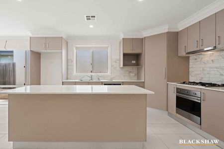 Immaculate family home... - Photo 5