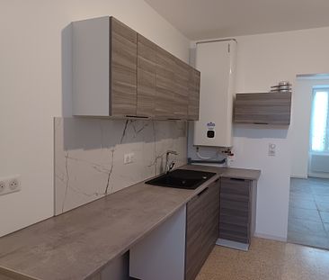 A 2 pas des commerces et à proximité de la gare de Bréval. Appartement de 2 pièces en duplex. - Photo 4