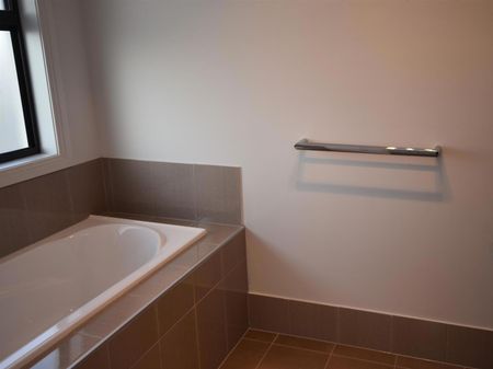 MODERN FOUR BEDROOM HOME IN LEAFY GOLDEN GROVE - Photo 5