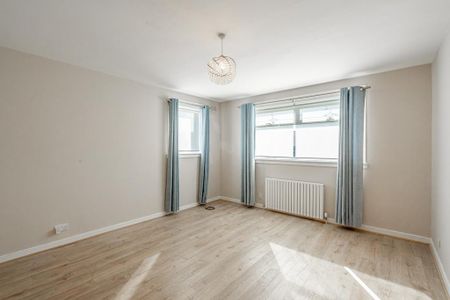 4 bedroom detached house to rent - Photo 2