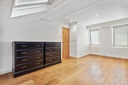 3 bedroom flat to rent - Photo 4