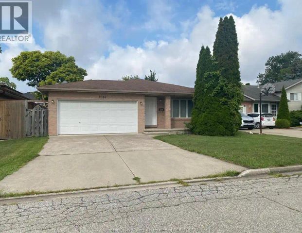 1087 BROOKVIEW CRESCENT — 3 Bedroom - Photo 1