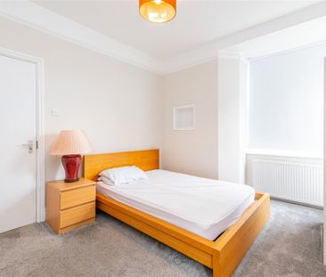 1 bed Room To Let - Photo 2