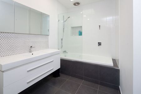 Modern Open Plan Family Abode - Photo 3