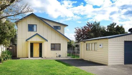 Modern 3-Bedroom Home with Ensuite & Large Garage - Photo 5