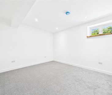 4 bedroom semi-detached house to rent - Photo 6