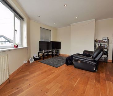 2 bedroom Flat in Eden Drive, Leeds - Photo 2