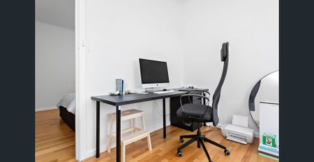 Perfectly Located Oversized 2 Bedroom Apartment - Photo 4