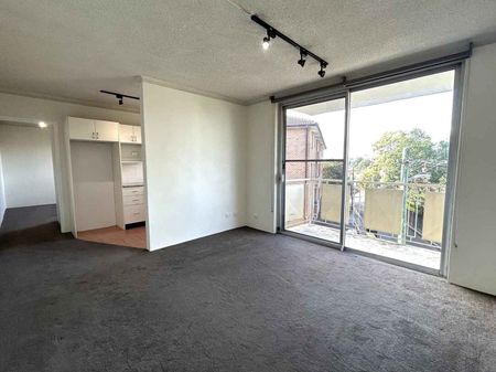 Bright and modern one-bed in the heart of Dulwich Hill - Photo 5