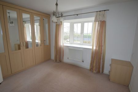 3 bedroom Town House - Epsom Close, Stevenage - Photo 5