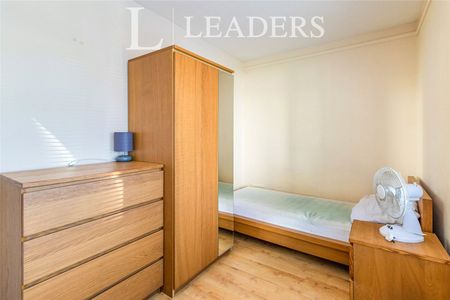 3 bedroom apartment to rent Kingsnympton Park, Kingston upon Thames, KT2 - Photo 3