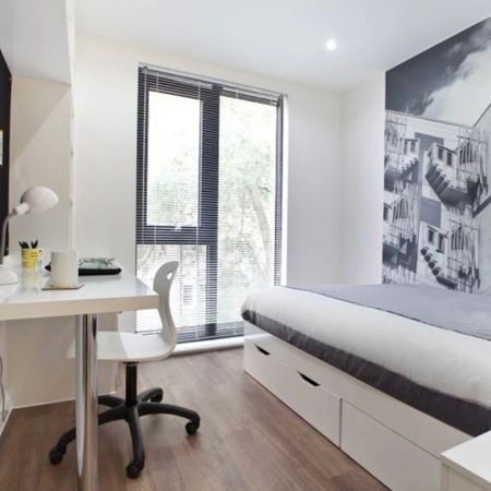 Room in a Shared Flat, Montgomery St, EH7 - Photo 3