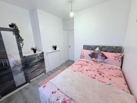 4 bedroom semi-detached house to rent - Photo 4