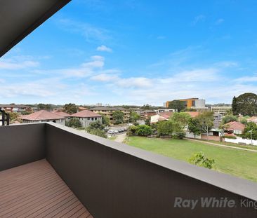 Elevated Modern One Bedroom Apartment Overlooking Parkside - Photo 5
