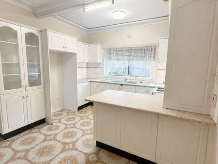Comfortable Family Home - Space and Convenience - Photo 2