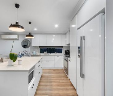 Family Home with solar and extra space for trailer, boat or caravan - Photo 4