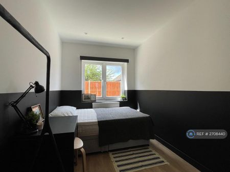 1 bedroom in a flat share to rent - Photo 4