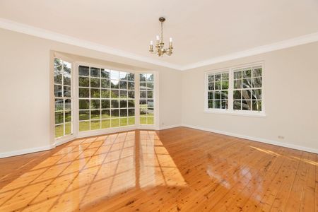 Family home with multiple living areas - Photo 3