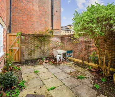 A charming two bedroom house in Winchester city centre - Photo 3