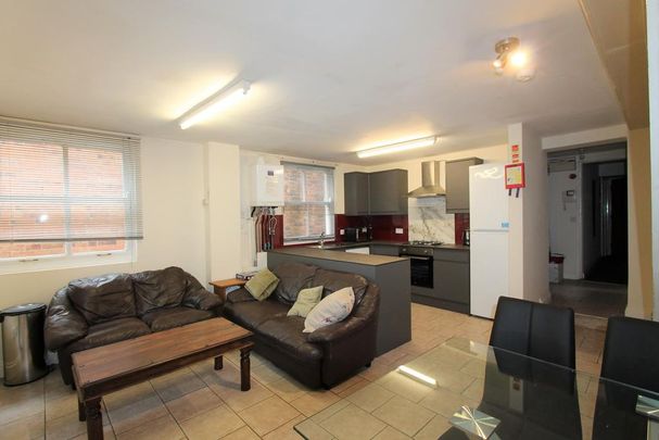6 bedroom flat to rent - Photo 1