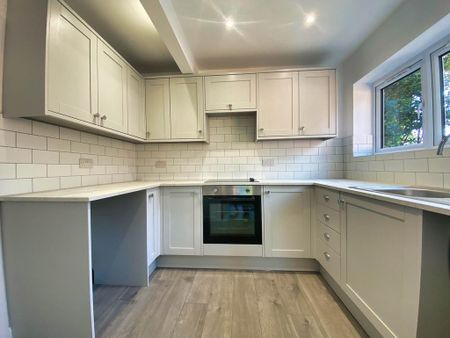 4 bedroom semi-detached house to rent - Photo 2