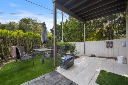 Conveniently located 2-story townhouse. - Photo 2