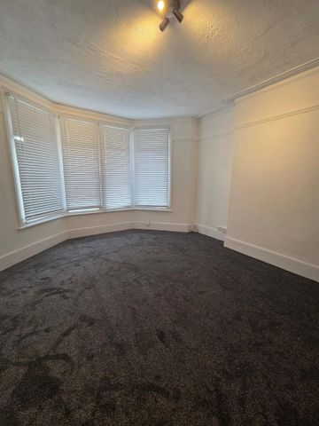 3 bedroom flat to rent - Photo 2