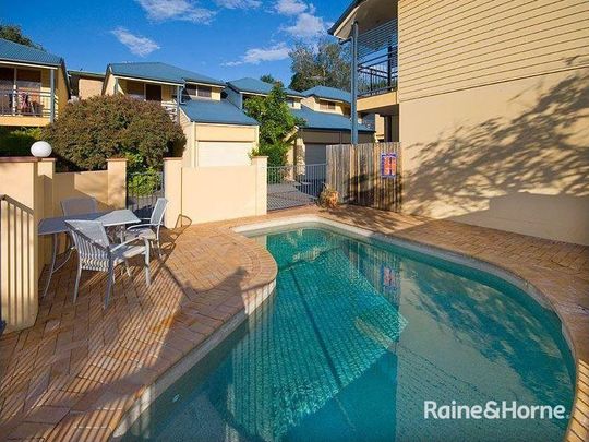 Fully Furnished Townhouse - Perfect for University - Photo 1