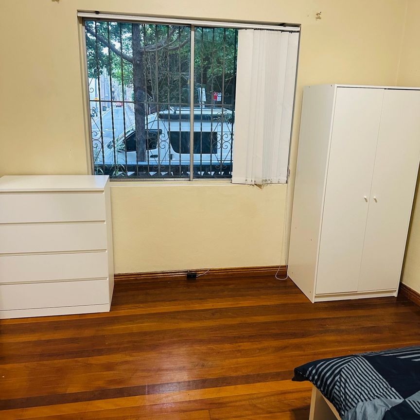 Redfern - Photo 1