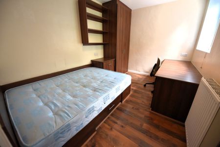 5 bedroom House in Langdale Gardens, Leeds - Photo 2