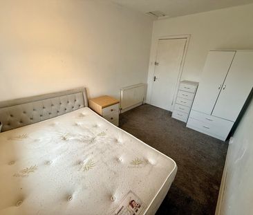 4 bedroom semi-detached house to rent - Photo 3