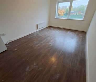 2 Bed Flat, Denmark Road, M15 - Photo 2
