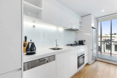 FURNISHED - Beachside Bliss in the Heart of Port Melbourne - Photo 3