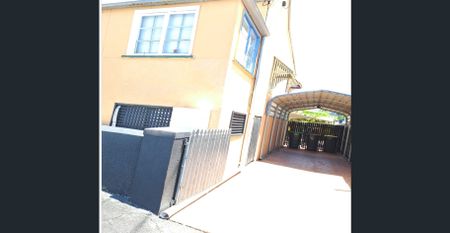 Lovely Three Bedroom Two Bath Two Car Springhill Cottage for Rent - Photo 5