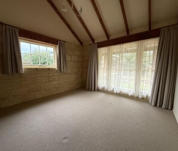 Charming Cottage in Springlands - Photo 2